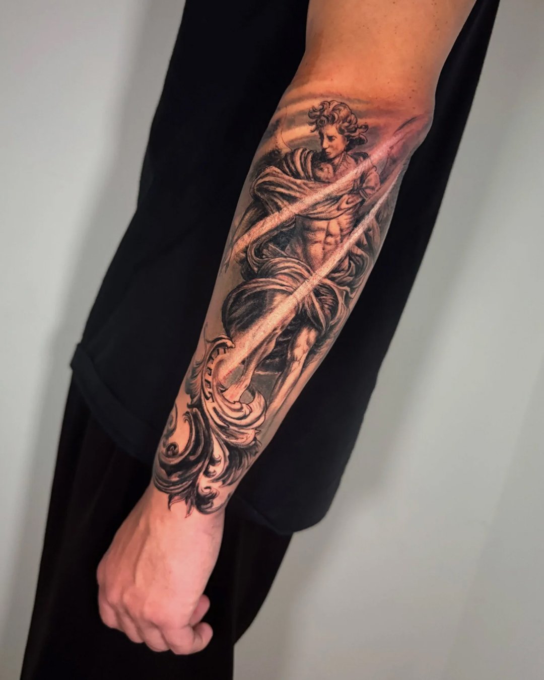 Especialista em Tatuagem Realista no Portal dos Ipês, Cajamar. Transformando memórias em arte na pele com técnica e segurança