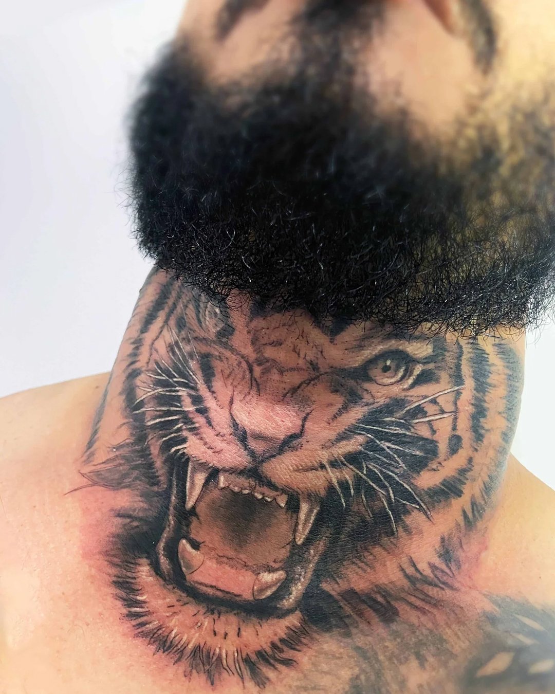 Especialista em Tatuagem Realista no Portal dos Ipês, Cajamar. Transformando memórias em arte na pele com técnica e segurança